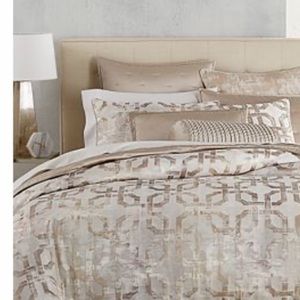 Queen size comforter new without tags